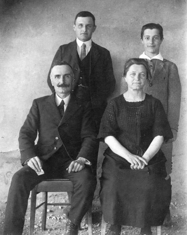 René derrière son père et aux côtés<br />
de son frère Lucien né en 1911 (1918)