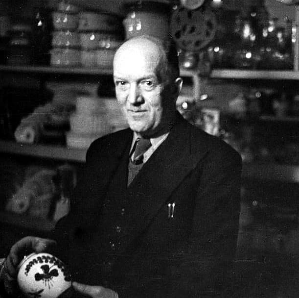 1939 Eugène Paturel dans son magasin d'Annecy 1939
