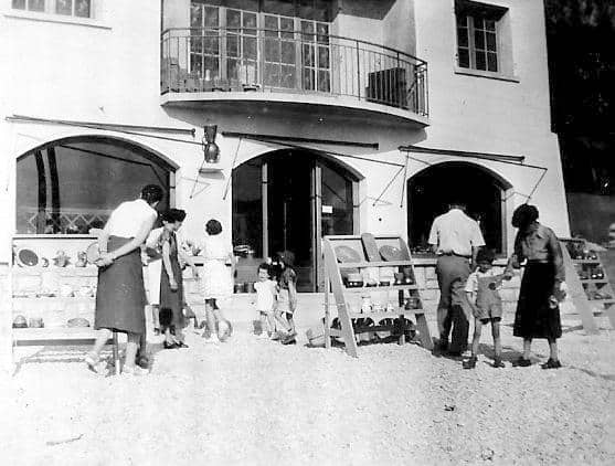 La vente démarre dans un atelier à peine terminé, août 1953