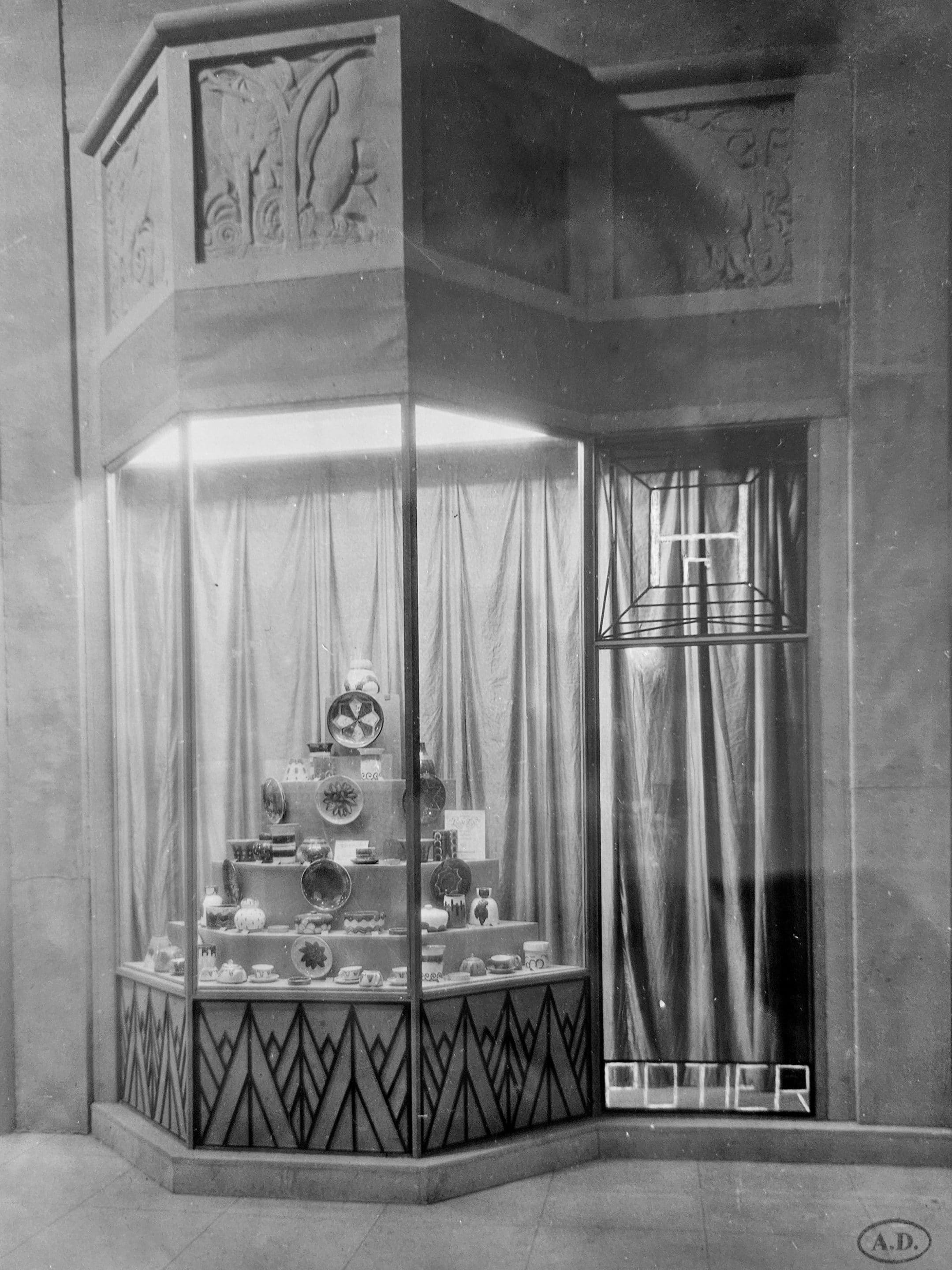 Boutique de René Herbst avec les poteries de Jacquet SAD 1923 - Photo Musée des Arts Décoratifs Paris Boutique de René Herbst poteries de Jacquet SAD 1923 - Photo Musée des Arts Décoratifs Paris
