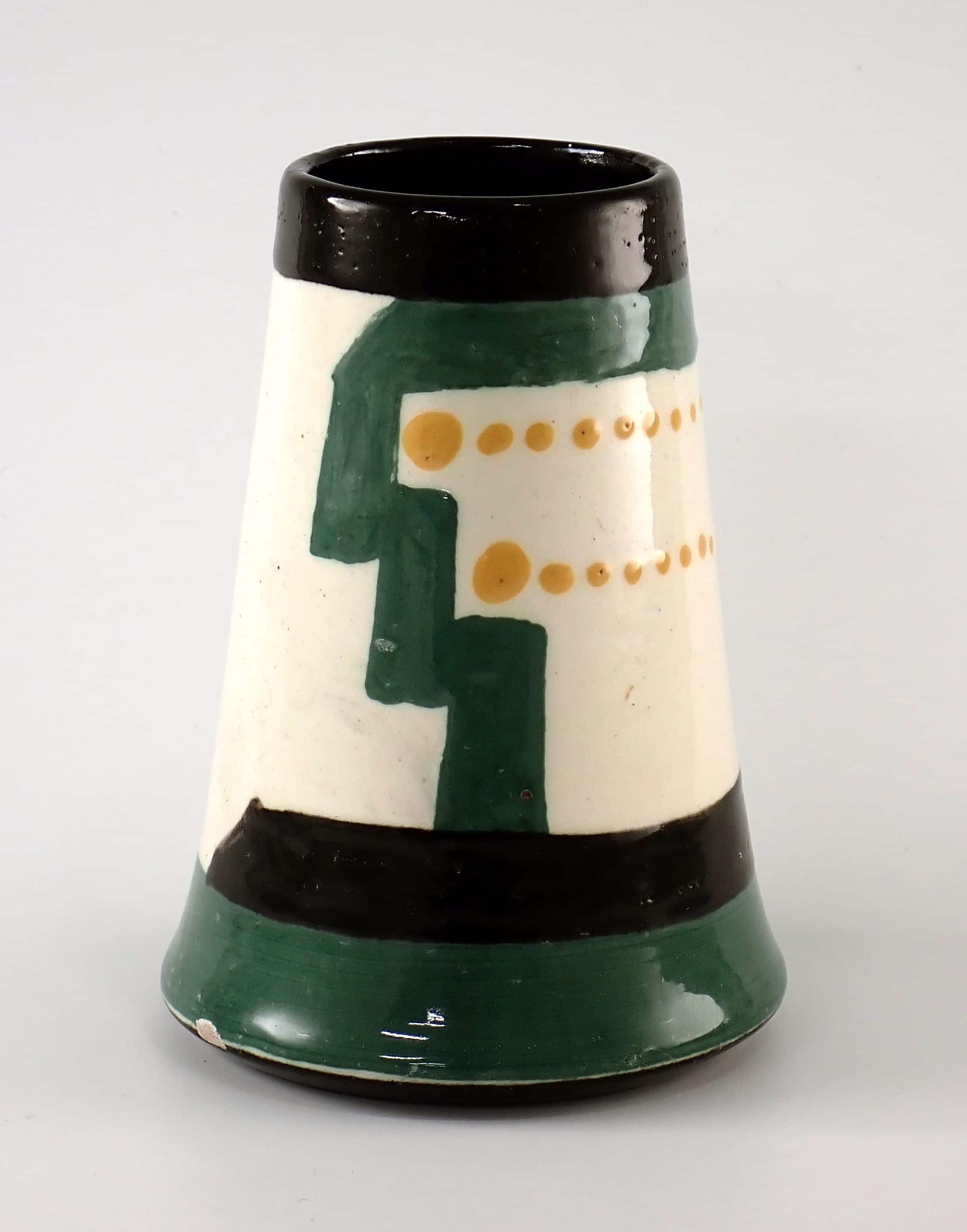 Vase moderniste signé PJ, fortement inspiré de sa collaboration avec René Herbst - Coll. Musées d'Annecy