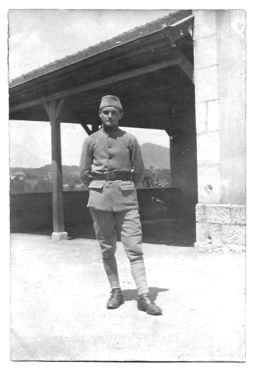 René Anchierri en permission durant son service militaire, devant l'école de Cran-Gevrier (1924) René Anchierri 1924 devant l école de Cran-Gevrier