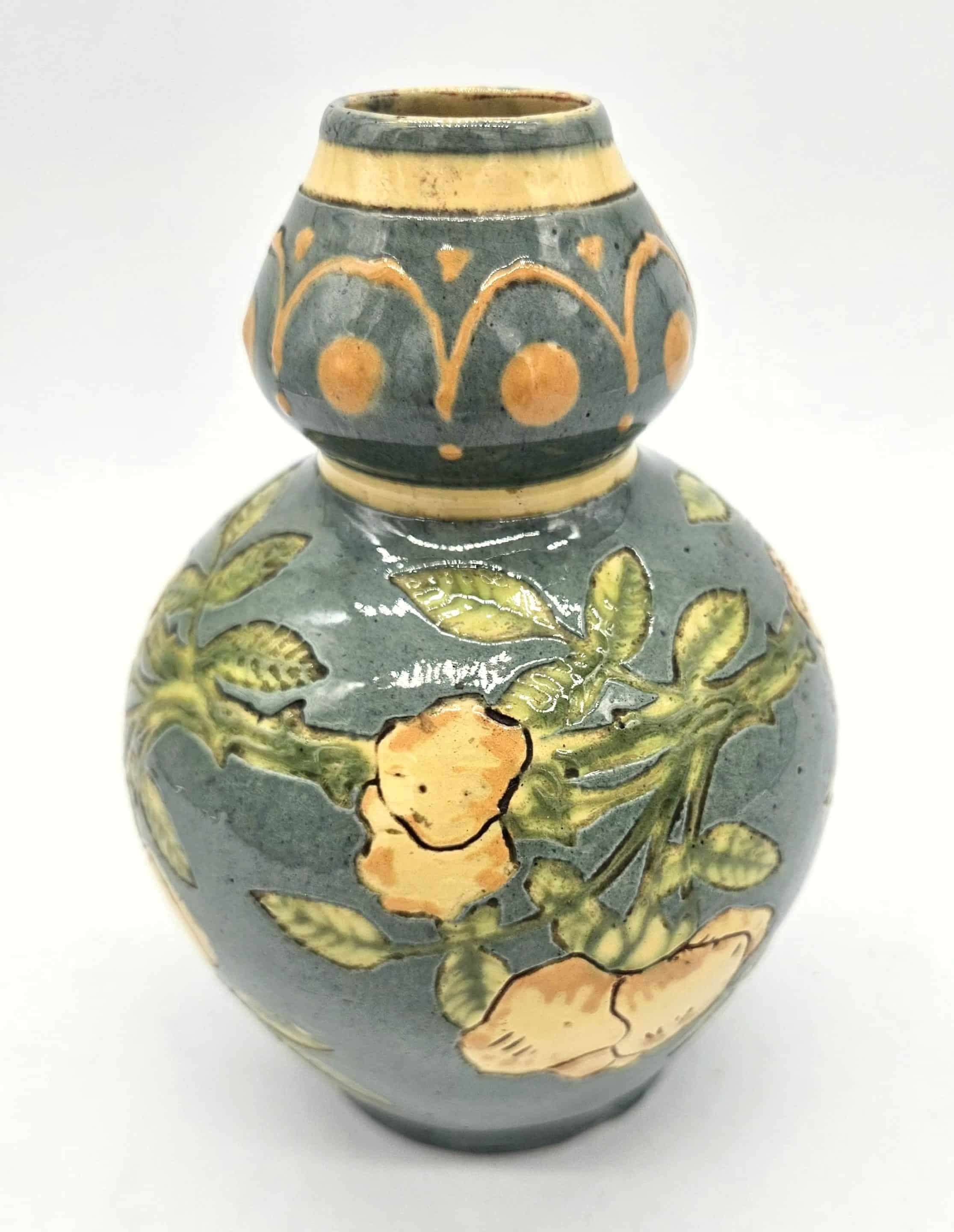 Vase gourde bi-lobé, à décor incisé et peint, tout début des années 20, signature P. Jacquet, mono-cuisson en terre émaillée P. Jacquet
